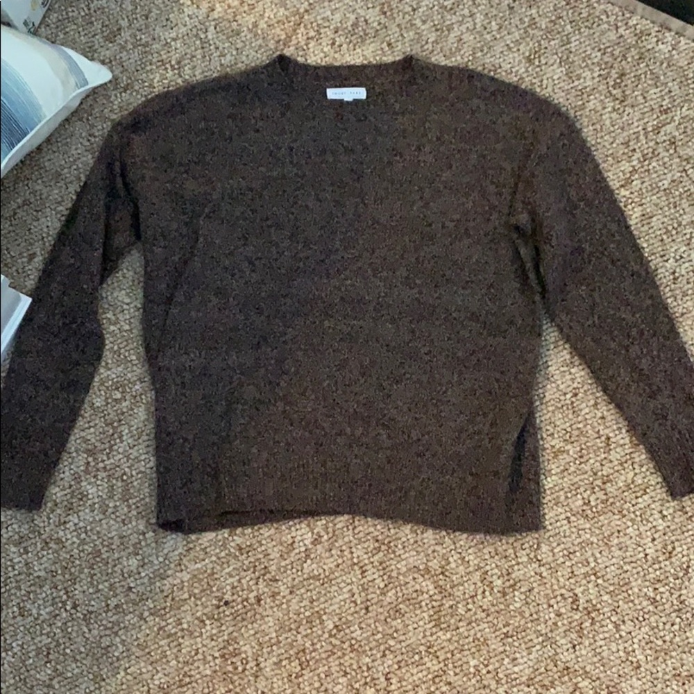 Small maroon and white stitch